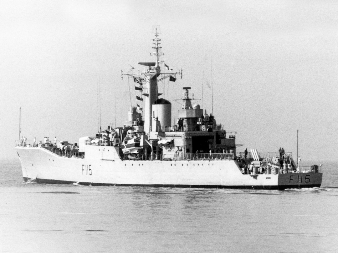 HMS Berwick (F115) Royal Navy Rothesay Class Frigate Port Quarter View Photo Print Wall Art Decor Posters, Prints, & Visual Artwork Hampshire Prints 6 x 4 No Frame No
