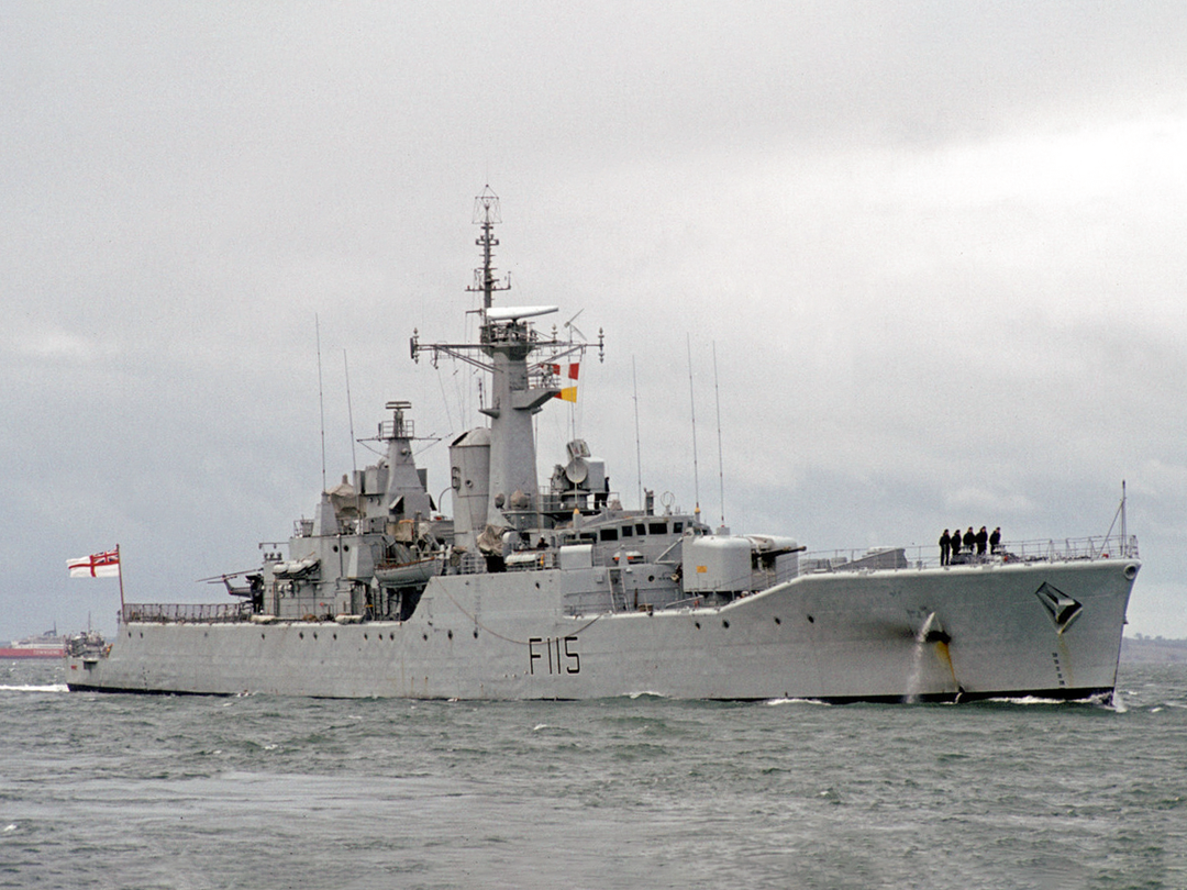 HMS Berwick (F115) Royal Navy Rothesay Class Frigate Entering Harbour Photo Print Wall Art Decor Posters, Prints, & Visual Artwork Hampshire Prints 6 x 4 No Frame No