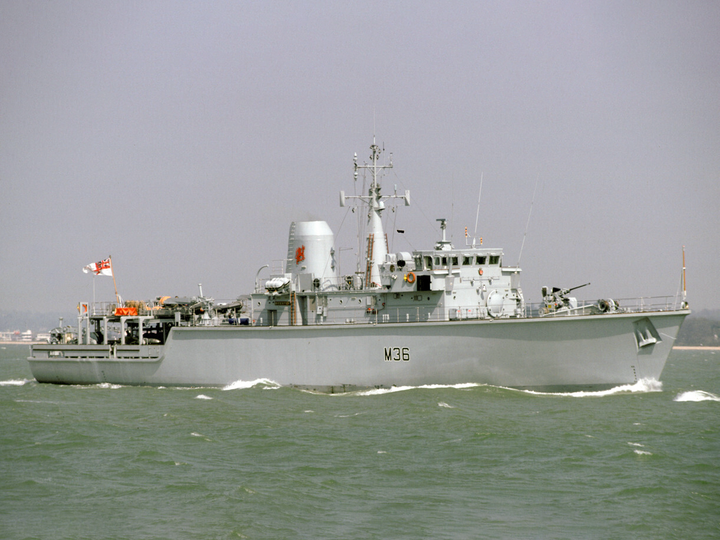 HMS Bicester (M36) Royal Navy Hunt Class Mine Warfare Vessel Underway Photo Print Wall Art Decor Posters, Prints, & Visual Artwork Hampshire Prints 6 x 4 No Frame No