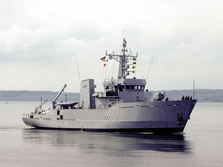 HMS Blackwater (M2008) Royal Navy River Class Minesweeper Entering Harbour Photo Print Wall Art Decor Posters, Prints, & Visual Artwork Hampshire Prints 6 x 4 No Frame No