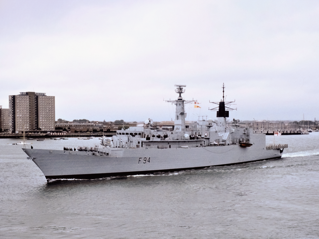 HMS Brave (F94) Royal Navy Type 22 Frigate Leaving Portsmouth Harbour Photo Print Wall Art Decor Posters, Prints, & Visual Artwork Hampshire Prints 6 x 4 No Frame No