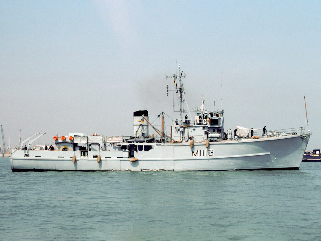 HMS Brereton (M1113) Royal Navy Ton Class Minesweeper Coming Alongside Photo Print Wall Art Decor Posters, Prints, & Visual Artwork Hampshire Prints 6 x 4 No Frame No