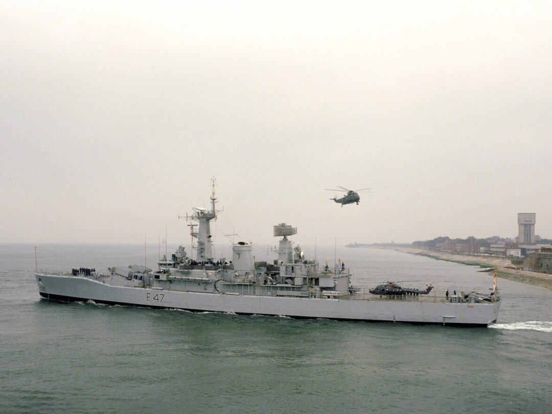 HMS Danae (F47) Royal Navy Leander Class Frigate Leaving Portsmouth Photo Print Wall Art Decor Posters, Prints, & Visual Artwork Hampshire Prints 6 x 4 No Frame No