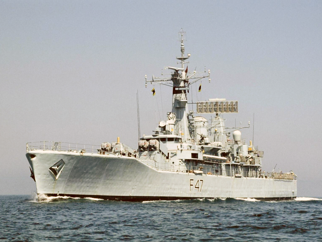 HMS Danae (F47) Royal Navy Leander Class Frigate Low Port Bow View Photo Print Wall Art Decor Posters, Prints, & Visual Artwork Hampshire Prints 6 x 4 No Frame No