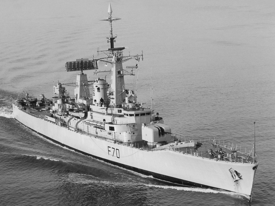 HMS Apollo (F70) Royal Navy Leander Class Frigate High Starboard Bow View Photo Print Wall Art Decor Posters, Prints, & Visual Artwork Hampshire Prints 6 x 4 No Frame No