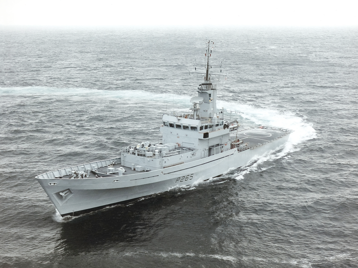 HMS Dumbarton Castle (P265) Royal Navy Castle Class Patrol Vessel Turn To Starboard Photo Print Wall Art Decor Posters, Prints, & Visual Artwork Hampshire Prints 6 x 4 No Frame No