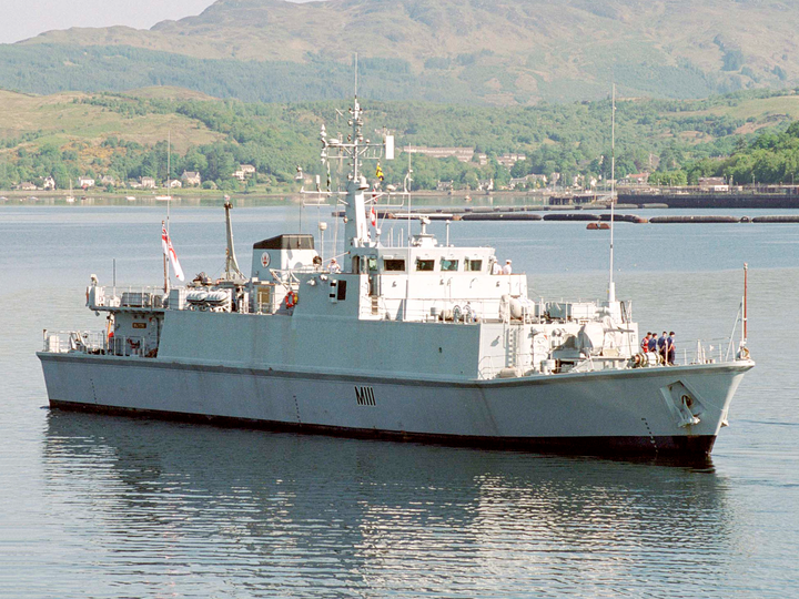 HMS Blyth (M111) Royal Navy Sandown Class Minehunter Starboard View Photo Print Wall Art Decor Posters, Prints, & Visual Artwork Hampshire Prints 6 x 4 No Frame No