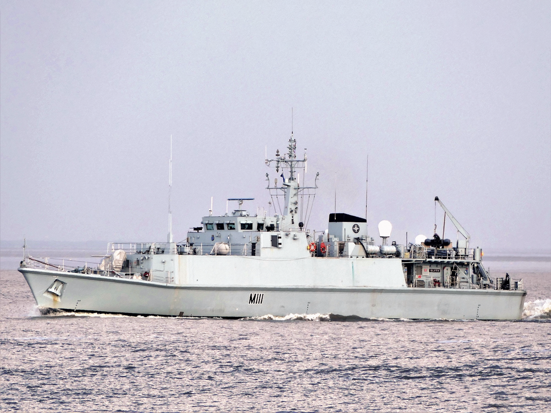 HMS Blyth (M111) Royal Navy Sandown Class Minehunter Port Side View Photo Print Wall Art Decor Posters, Prints, & Visual Artwork Hampshire Prints 6 x 4 No Frame No