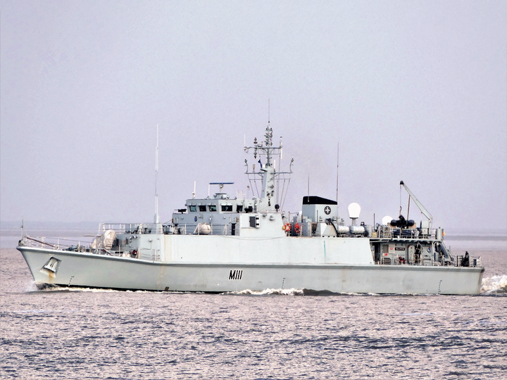 HMS Blyth (M111) Royal Navy Sandown Class Minehunter Port Side View Photo Print Wall Art Decor Posters, Prints, & Visual Artwork Hampshire Prints 6 x 4 No Frame No