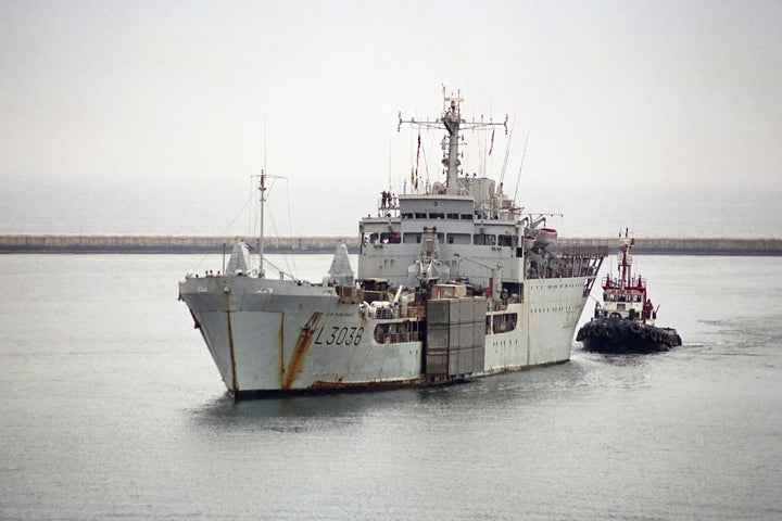 RFA Sir Percivale (L3036) Photo Print - With Tug - Royal Fleet Auxiliary Round Table Class Ship Hampshire Prints 6 x 4 No Frame No
