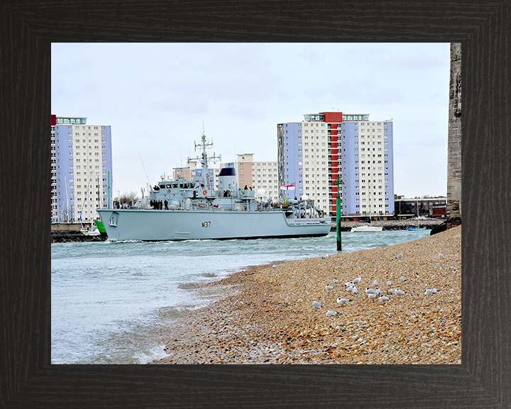 HMS Chiddingfold (M37) Photo Print - Leaving Portsmouth 2013 - Royal Navy Hunt Class Minehunter Posters, Prints, & Visual Artwork Hampshire Prints 10 x 8 Black Frame No