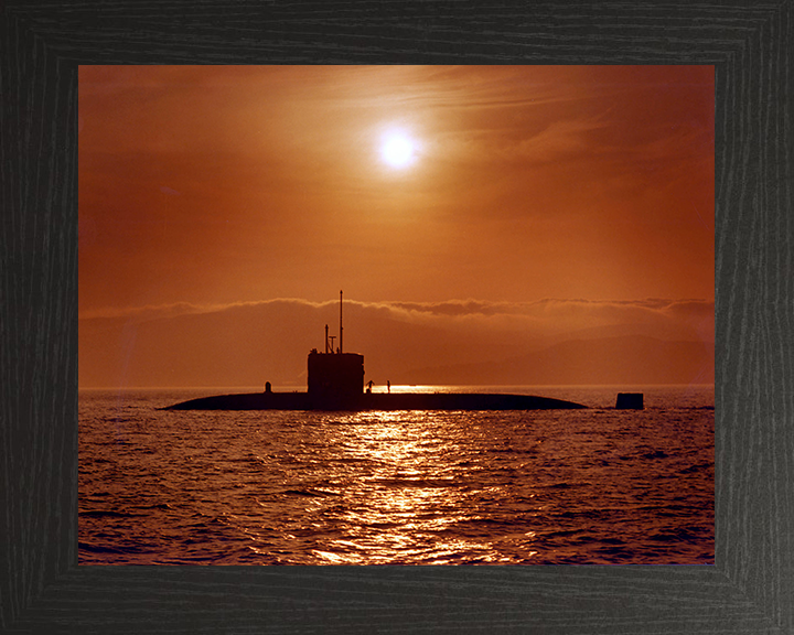HMS Splendid (S106) Photo Print - Clyde 1995 - Royal Navy Swiftsure Class Submarine Hampshire Prints 10 x 8 Black Frame No