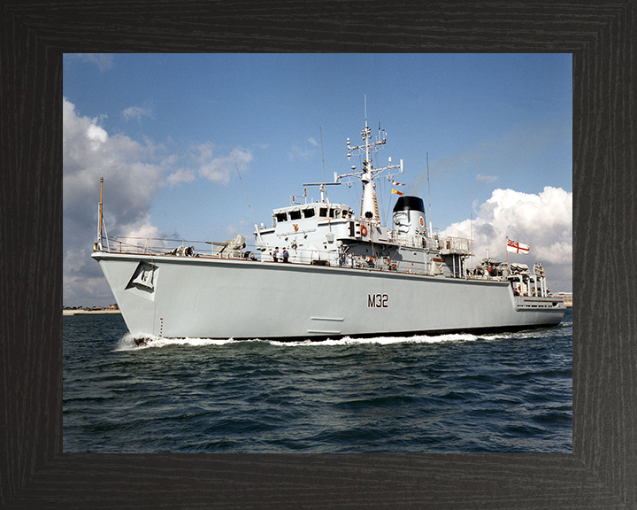 HMS Cottesmore (M32) Royal Navy Hunt Class Mine Warfare Vessel Leaving Portsmouth Photo Print Wall Art Decor Posters, Prints, & Visual Artwork Hampshire Prints 10 x 8 Black Frame No