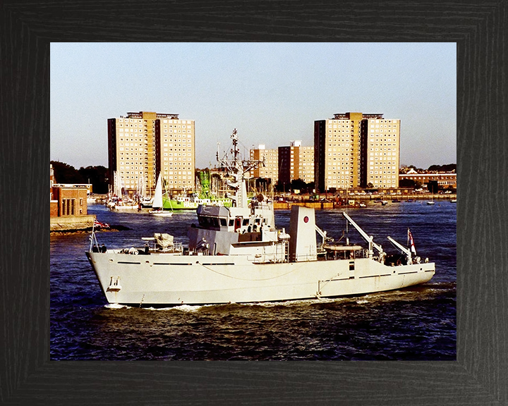 HMS Blackwater (M2008) Royal Navy River Class Minesweeper Leaving Portsmouth Photo Print Wall Art Decor Posters, Prints, & Visual Artwork Hampshire Prints 10 x 8 Black Frame No