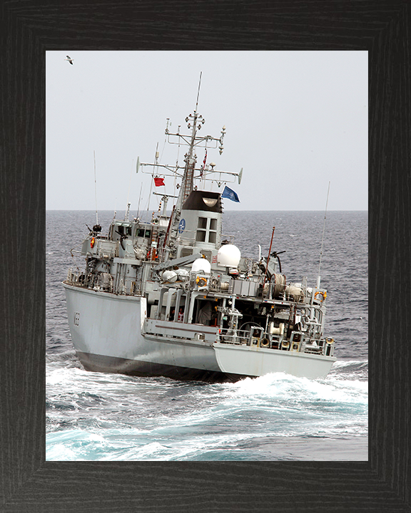 HMS Brocklesby (M33) Royal Navy Hunt Class Mine Warfare Vessel Stern View Photo Print Wall Art Decor Posters, Prints, & Visual Artwork Hampshire Prints 10 x 8 Black Frame No