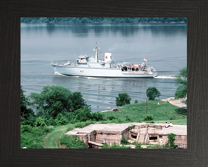 HMS Cottesmore (M32) Royal Navy Hunt Class Mine Warfare Vessel Entering Washington Photo Print Wall Art Decor Posters, Prints, & Visual Artwork Hampshire Prints 10 x 8 Black Frame No