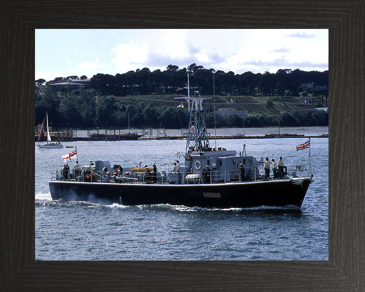 HMS Flintham (M2628) Photo Print - Starboard View - Royal Navy Ham Class Minesweeper Hampshire Prints 10 x 8 Black Frame No