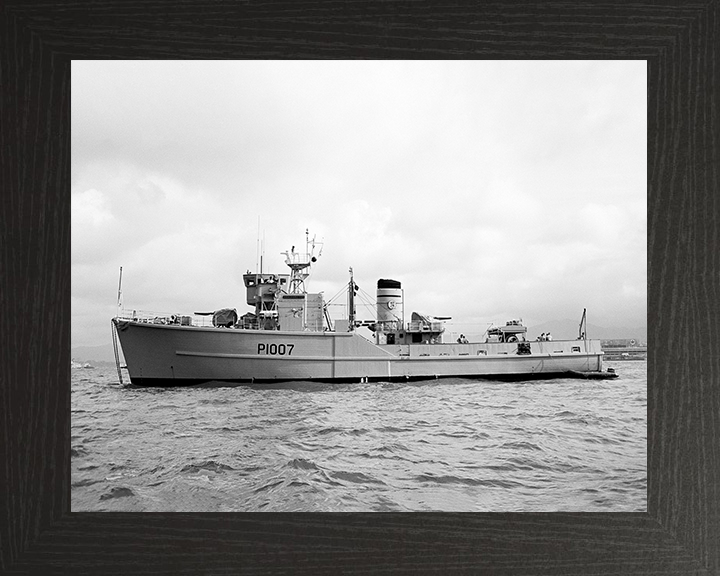 HMS Beachampton (M1007) Royal Navy Ton Class Minesweeper Port Beam View Photo Print Wall Art Decor Posters, Prints, & Visual Artwork Hampshire Prints 10 x 8 Black Frame No