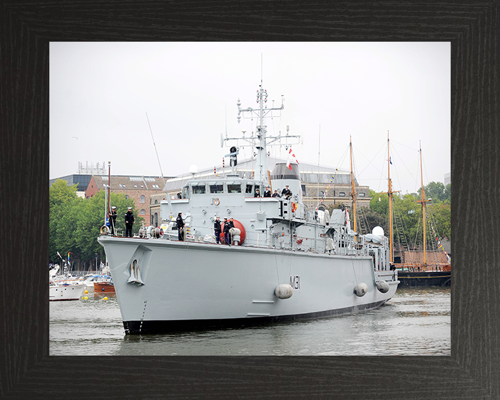 HMS Cattistock (M31) Photo Print - Entering Bristol 2011 - Royal Navy Hunt Class MineHunter Posters, Prints, & Visual Artwork Hampshire Prints 10 x 8 Black Frame No