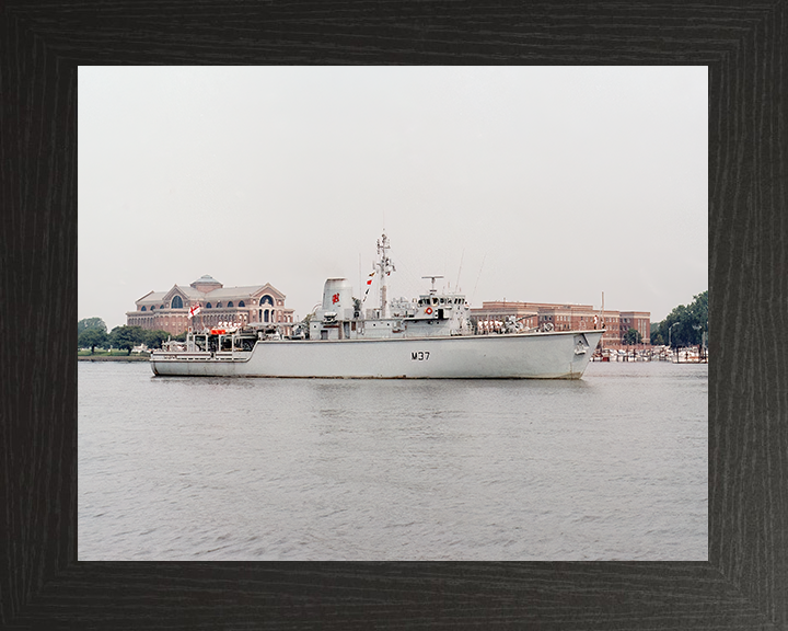 HMS Chiddingfold (M37) Royal Navy Hunt Class Minehunter Starboard Beam Photo Print Wall Art Decor Posters, Prints, & Visual Artwork Hampshire Prints 10 x 8 Black Frame No