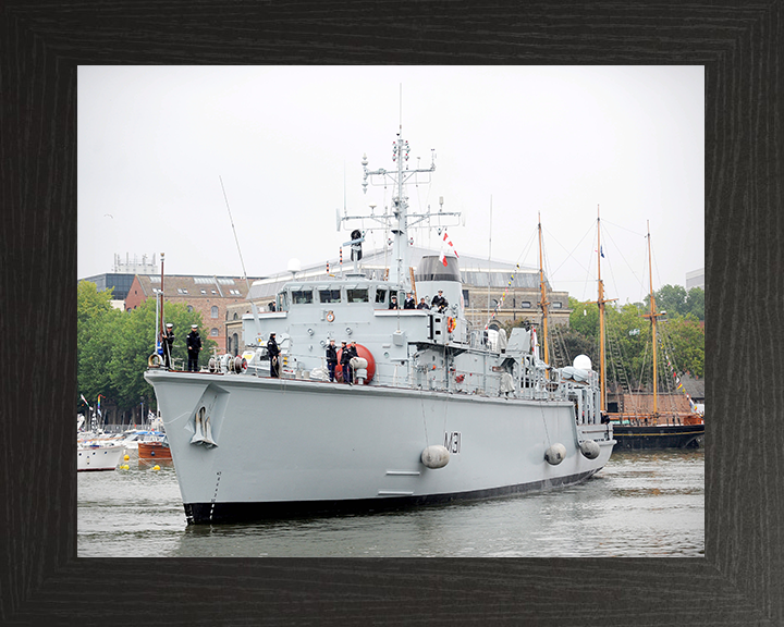 HMS Cattistock (M31) Royal Navy Hunt Class MineHunter Entering Bristol 2011 Photo Print Wall Art Decor Posters, Prints, & Visual Artwork Hampshire Prints 10 x 8 Black Frame No