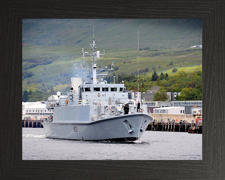 HMS Bangor (M109) Royal Navy Sandown Class Minehunter Leaving Harbour Photo Print Wall Art Decor Posters, Prints, & Visual Artwork Hampshire Prints 10 x 8 Black Frame No