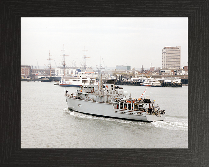 HMS Chiddingfold (M37) Royal Navy Hunt Class Minehunter Entering Portsmouth Photo Print Wall Art Decor Posters, Prints, & Visual Artwork Hampshire Prints 10 x 8 Black Frame No