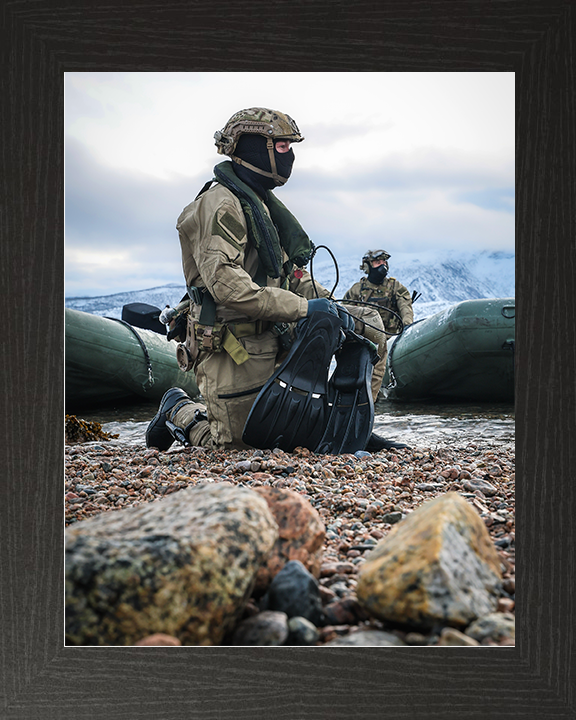 Royal Marine Kneeling with Flippers During beach assault Photo Print 30 Commando Marines Wall Art Decor Posters, Prints, & Visual Artwork Hampshire Prints 10 x 8 Black Frame No