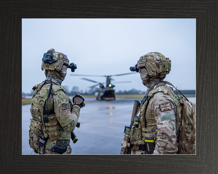 Soldiers Look Towards a Chinook Helicopter Photo Print – British Army Helicopter Operations Wall Art, Military Decor Posters, Prints, & Visual Artwork Hampshire Prints 10 x 8 Black Frame No