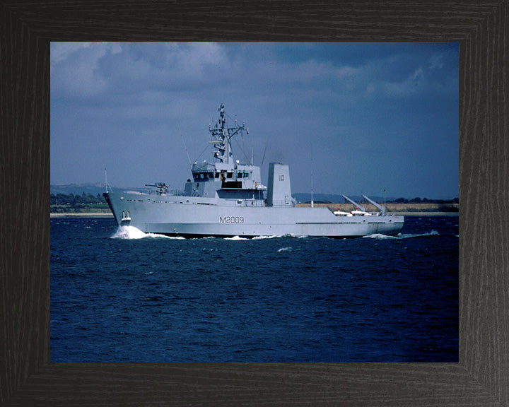 HMS Itchen M2009 | Photo Print | Framed Print | River Class | Minesweeper | Royal Navy Hampshire Prints