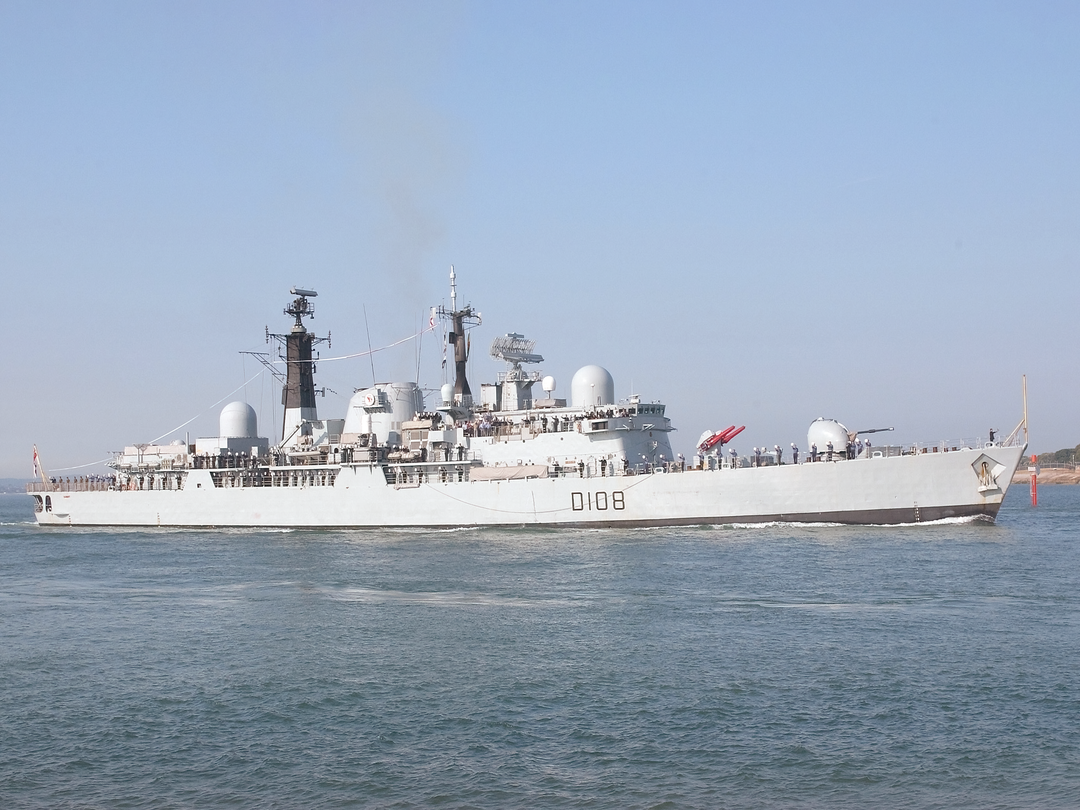 HMS Cardiff (D108) Royal Navy Type 42 Destroyer Flying Paying Off Pennant Photo Print Wall Art Decor Posters, Prints, & Visual Artwork Hampshire Prints 6 x 4 No Frame No