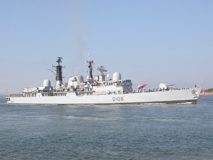 HMS Cardiff (D108) Royal Navy Type 42 Destroyer Flying Paying Off Pennant Photo Print Wall Art Decor Posters, Prints, & Visual Artwork Hampshire Prints 6 x 4 No Frame No