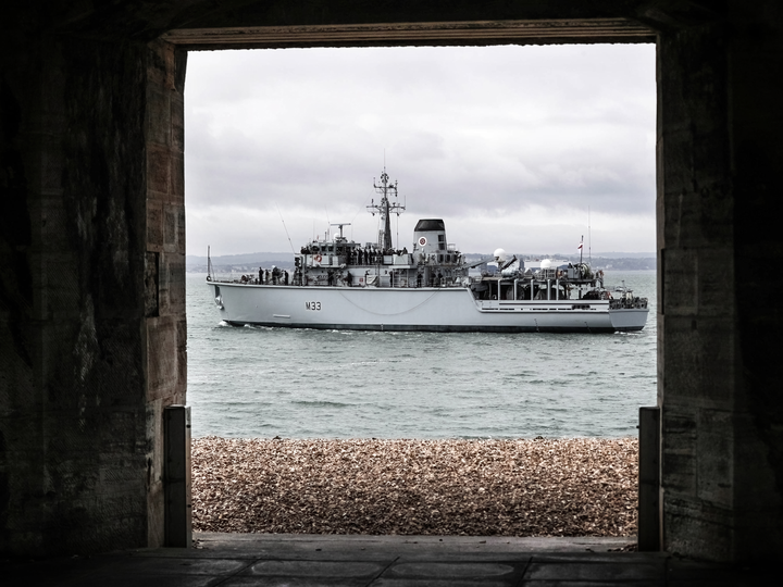 HMS Brocklesby (M33) Royal Navy Hunt Class Mine Warfare Vessel From Sallyport Photo Print Wall Art Decor Posters, Prints, & Visual Artwork Hampshire Prints 6 x 4 No Frame No