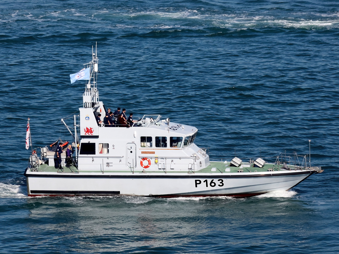 HMS Express (P163) Royal Navy Archer Class P2000 Patrol Vessel High Starboard View Photo Print Wall Art Decor - Posters, Prints, & Visual Artwork - by Hampshire Prints (image 1 of 9)