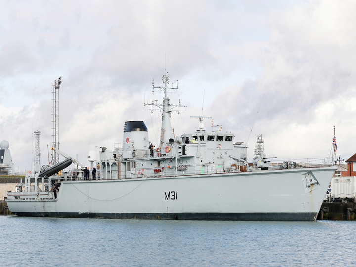 HMS Cattistock (M31) Royal Navy Hunt Class MineHunter Alongside Photo Print Wall Art Decor Posters, Prints, & Visual Artwork Hampshire Prints 6 x 4 No Frame No