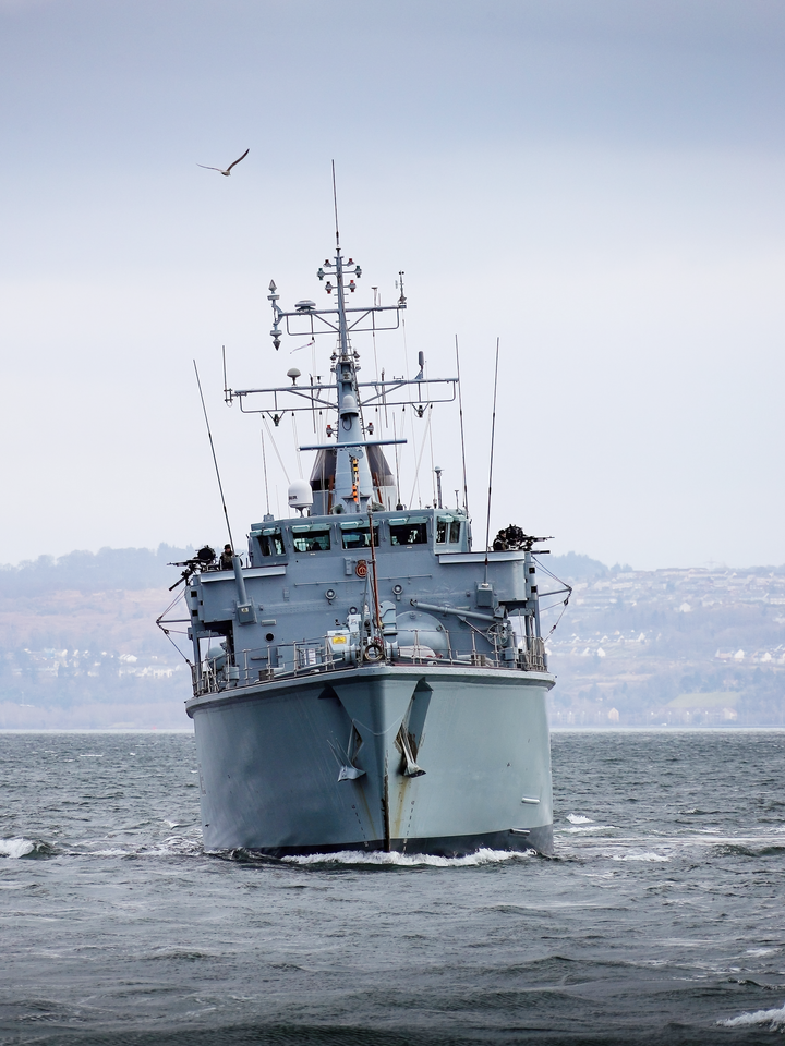 HMS Brocklesby (M33) Royal Navy Hunt Class Mine Warfare Vessel Bow View Photo Print Wall Art Decor Posters, Prints, & Visual Artwork Hampshire Prints 6 x 4 No Frame No
