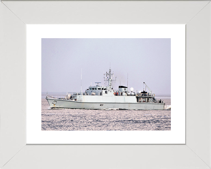 HMS Blyth (M111) Royal Navy Sandown Class Minehunter Port Side View Photo Print Wall Art Decor Posters, Prints, & Visual Artwork Hampshire Prints 10 x 8 White Frame Yes