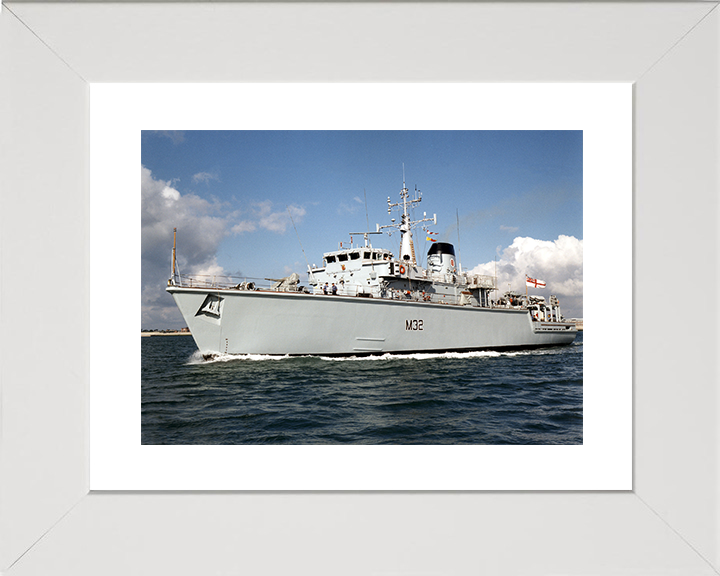 HMS Cottesmore (M32) Royal Navy Hunt Class Mine Warfare Vessel Leaving Portsmouth Photo Print Wall Art Decor Posters, Prints, & Visual Artwork Hampshire Prints 10 x 8 White Frame Yes