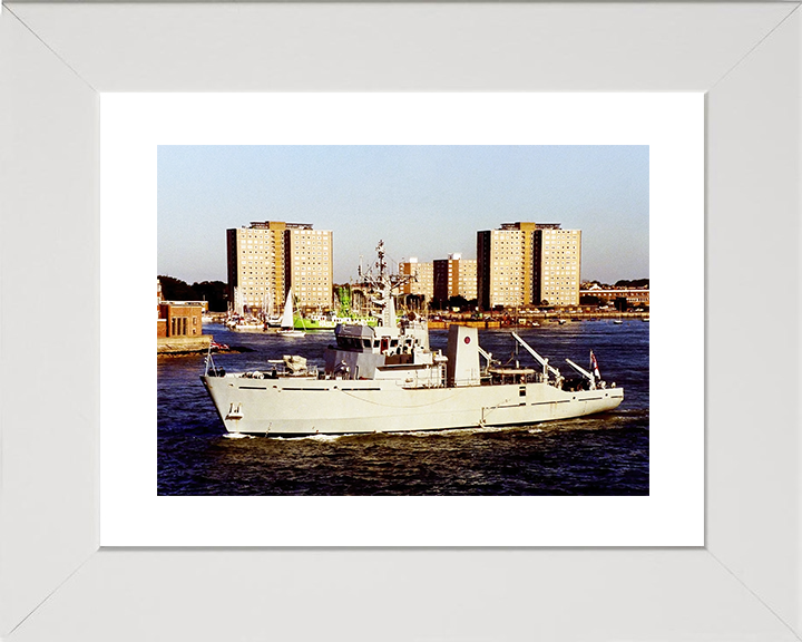 HMS Blackwater (M2008) Royal Navy River Class Minesweeper Leaving Portsmouth Photo Print Wall Art Decor Posters, Prints, & Visual Artwork Hampshire Prints 10 x 8 White Frame Yes