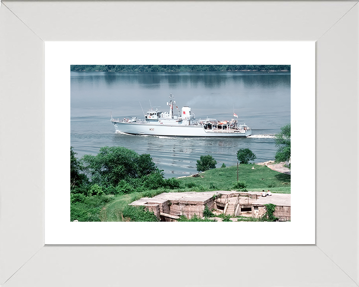 HMS Cottesmore (M32) Royal Navy Hunt Class Mine Warfare Vessel Entering Washington Photo Print Wall Art Decor Posters, Prints, & Visual Artwork Hampshire Prints 10 x 8 White Frame Yes