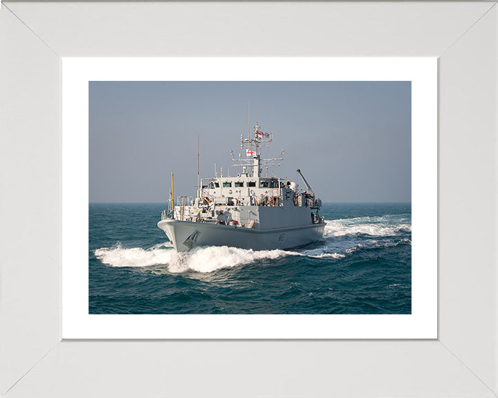HMS Shoreham M112 | Photo Print | Framed Print | Sandown Class | Minehunter | Royal Navy Hampshire Prints