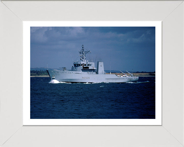 HMS Itchen M2009 | Photo Print | Framed Print | River Class | Minesweeper | Royal Navy Hampshire Prints