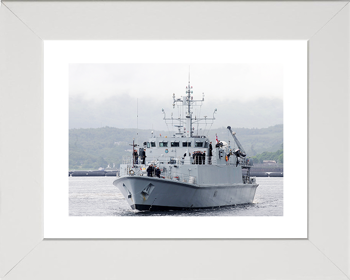 HMS Blyth (M111) Royal Navy Sandown Class Minehunter Deploys 2012 Photo Print Wall Art Decor Posters, Prints, & Visual Artwork Hampshire Prints 10 x 8 White Frame Yes