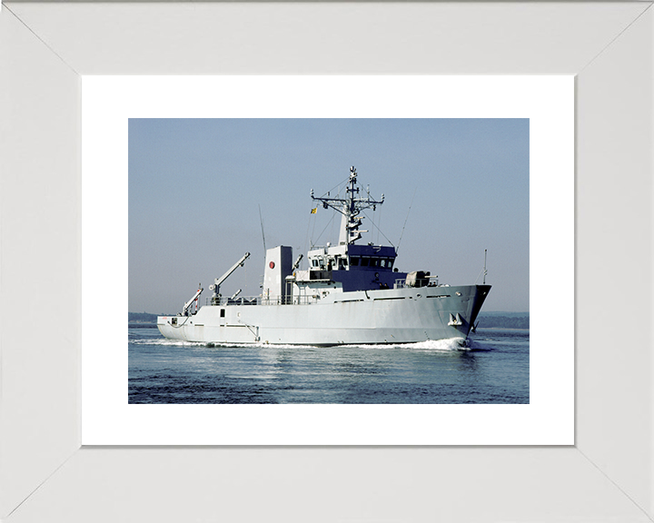 HMS Arun (M2014) Royal Navy River Class Minesweeper Starboard Bow View Photo Print Wall Art Decor Posters, Prints, & Visual Artwork Hampshire Prints 10 x 8 White Frame Yes