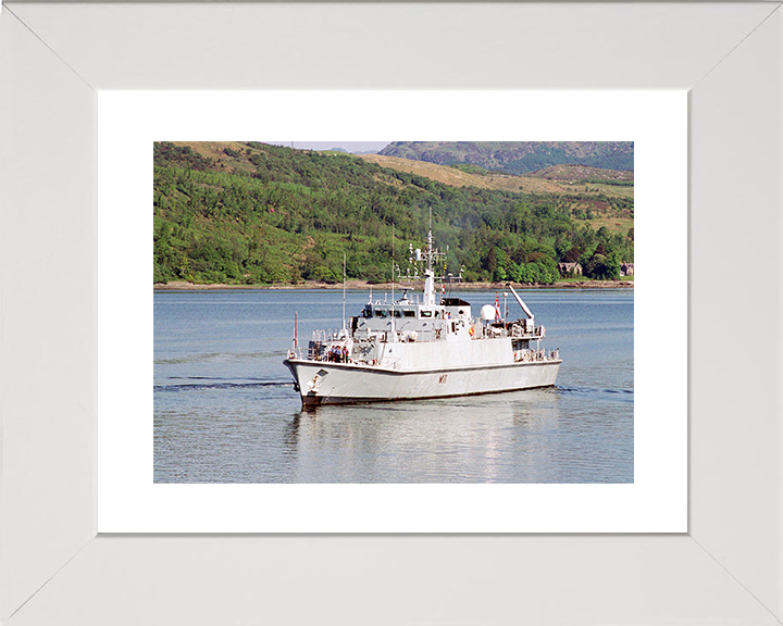 HMS Blyth (M111) Royal Navy Sandown Class Minehunter Clyde 2004 Photo Print Wall Art Decor Posters, Prints, & Visual Artwork Hampshire Prints 10 x 8 White Frame Yes