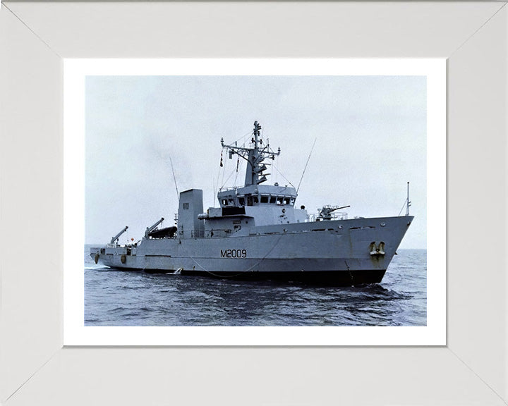 HMS Itchen M2009 | Photo Print | Framed Print | River Class | Minesweeper | Royal Navy Hampshire Prints