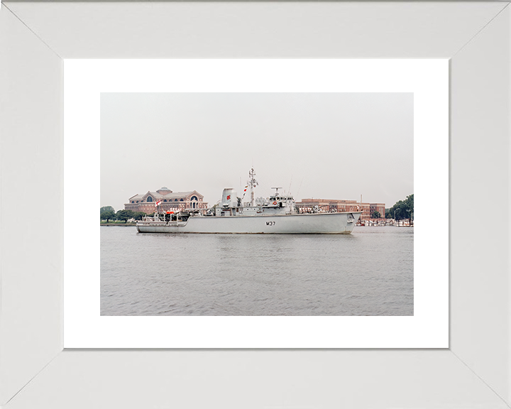 HMS Chiddingfold (M37) Royal Navy Hunt Class Minehunter Starboard Beam Photo Print Wall Art Decor Posters, Prints, & Visual Artwork Hampshire Prints 10 x 8 White Frame Yes