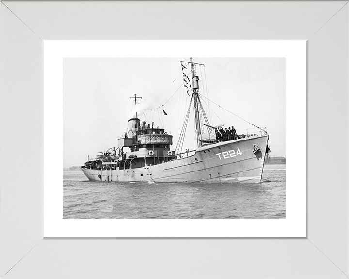 HMS Dunkery (T224) Royal Navy Hills Class Trawler At Sea 1942 Photo Print Wall Art Decor Posters, Prints, & Visual Artwork Hampshire Prints 10 x 8 White Frame Yes