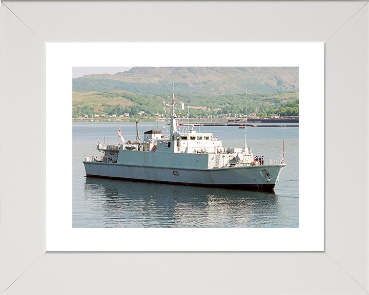 HMS Blyth (M111) Royal Navy Sandown Class Minehunter Starboard View Photo Print Wall Art Decor Posters, Prints, & Visual Artwork Hampshire Prints 10 x 8 White Frame Yes