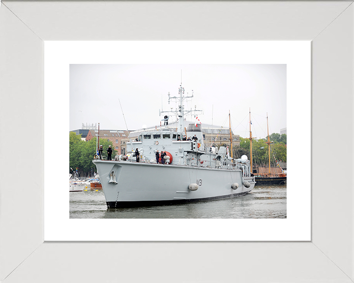 HMS Cattistock (M31) Royal Navy Hunt Class MineHunter Entering Bristol 2011 Photo Print Wall Art Decor Posters, Prints, & Visual Artwork Hampshire Prints 10 x 8 White Frame Yes